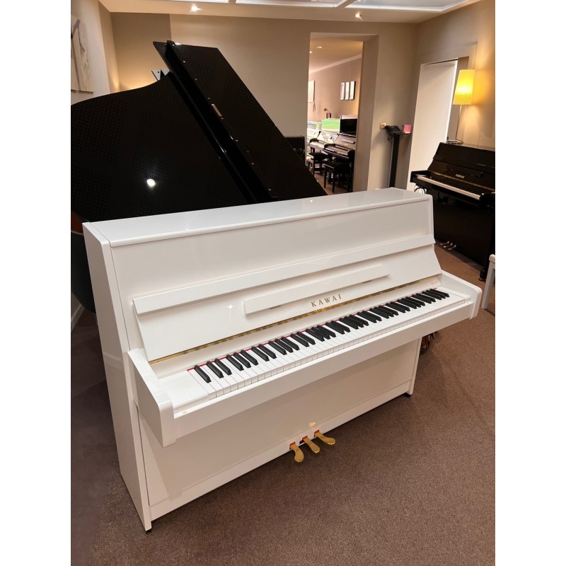 Piano droit d'occasion Kawai K15 blanc brillant noir verni