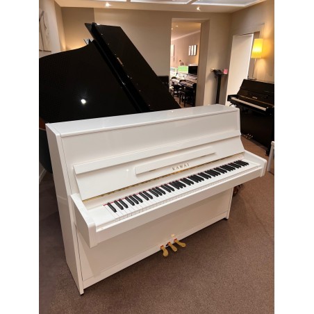 Piano droit d'occasion Kawai K15 blanc brillant noir verni