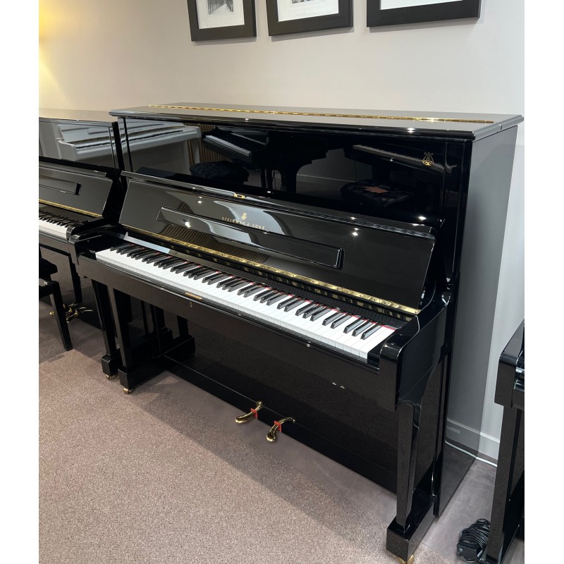 Piano droit d'occasion STEINWAY & SONS V125