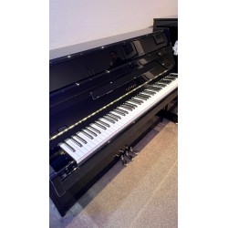 Piano droit d'occasion Yamaha M1J. Piano d'entrée de gamme d'occasion.
