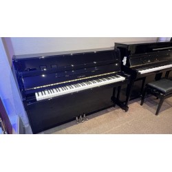 Piano droit d'occasion Yamaha M1J. Piano d'entrée de gamme d'occasion.