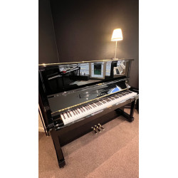 Piano droit Kawai NS15. Piano d'occasion. Photo sur fond noir