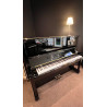 Piano droit Kawai NS15. Piano d'occasion. Photo sur fond noir