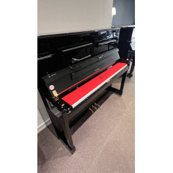 Piano droit d'occasion PETROF P125M1 avec chemin de clavier rouge