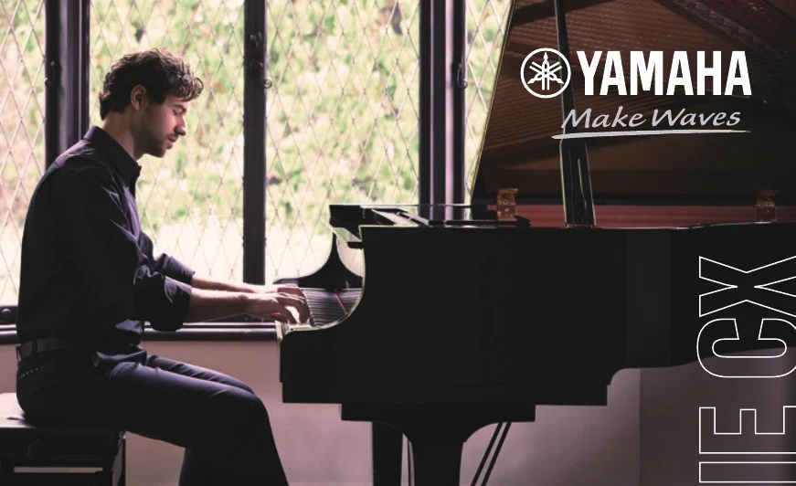 Pianiste au piano à queue Yamaha CX Series – La Maison du Piano Lille