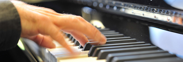 photo d'un clavier de piano avec des mains photo de mains sur un clavier de piano